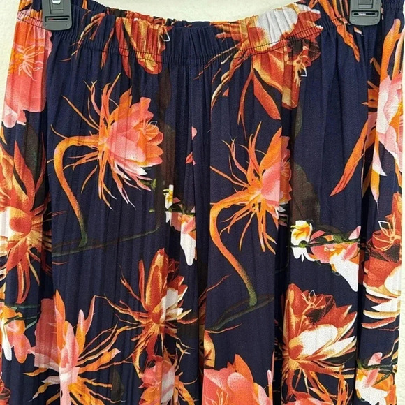 ❗️SOLD❗️⚡️Floral wide leg crop pants - Picture 2 of 3